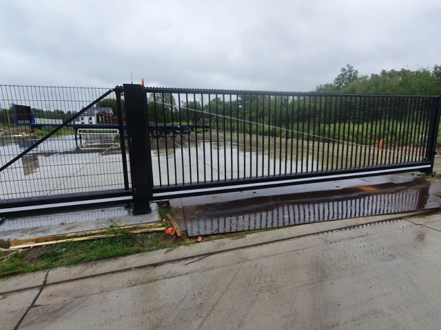 INDUSTRIEEL SCHUIFPOORT + STAALMAT 014