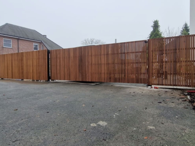 SANTA LUCE V vrijdragende schuifpoort met hekwerk (blokprofiel)